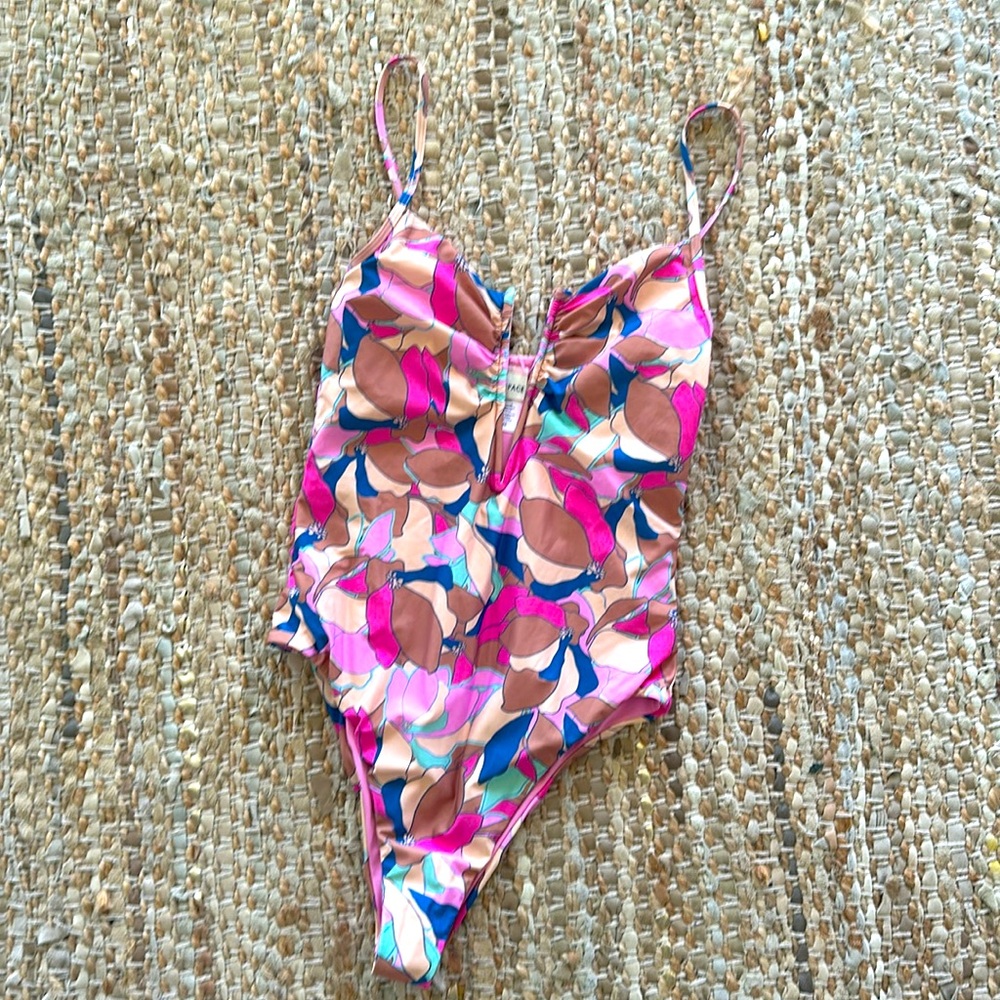 L Space One Piece in floral print 💜🩷💜🩷Size MEDIUM